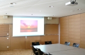Im Bild: medientechnische Ausstattung im Sitzungssaal